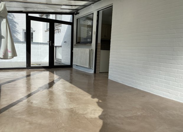 Rénovation d'une veranda avec sol en mortex effet brillant