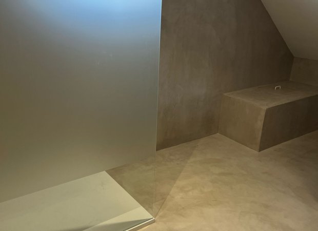 Rénovation de salle de bain en mortex "cacao light" et mobilier en bois brun foncé