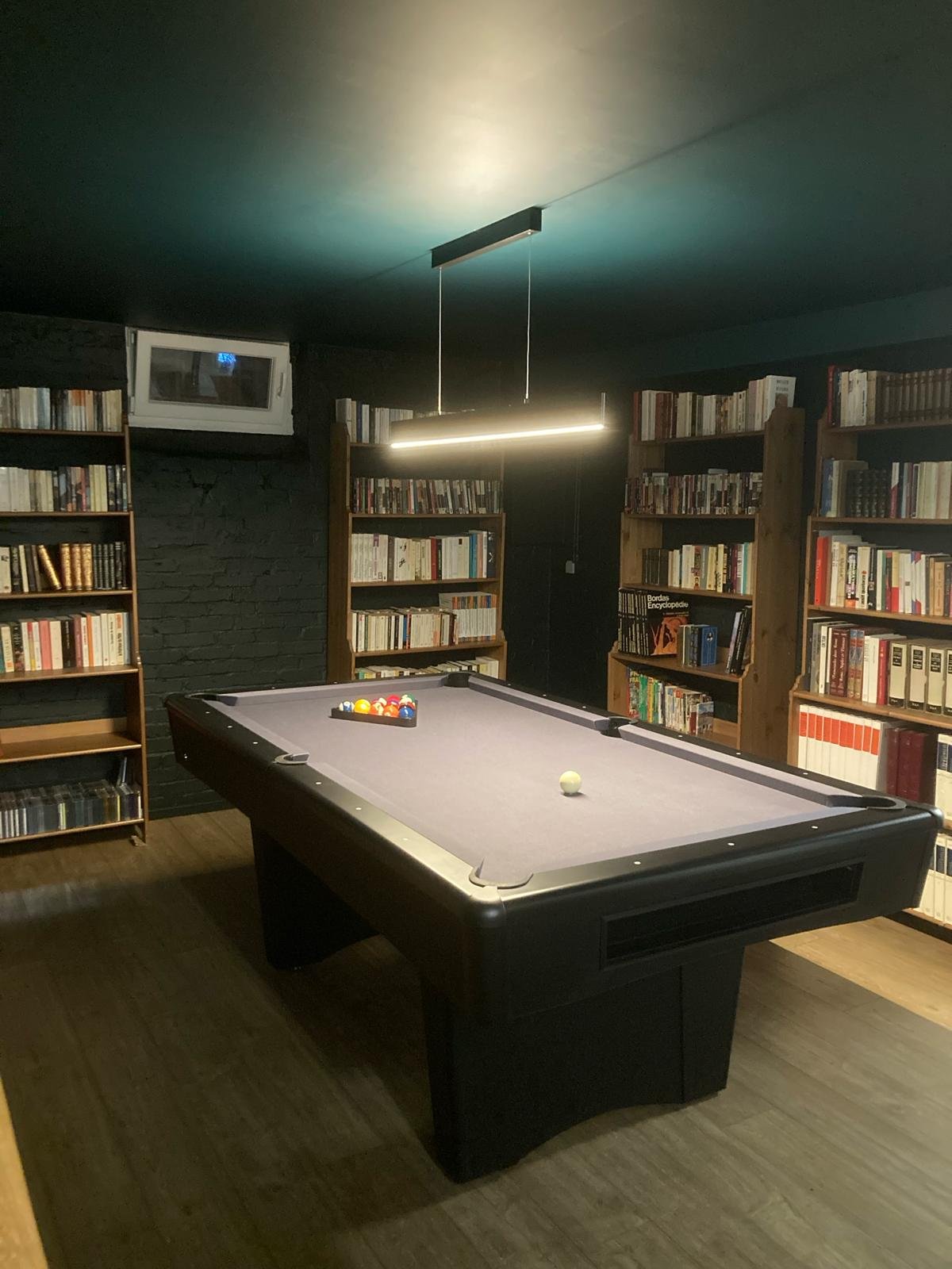 Aménagement d'une salle de billard dans une cave photo apres