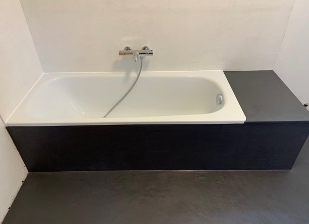 Salle de bain en mortex noir et blanc