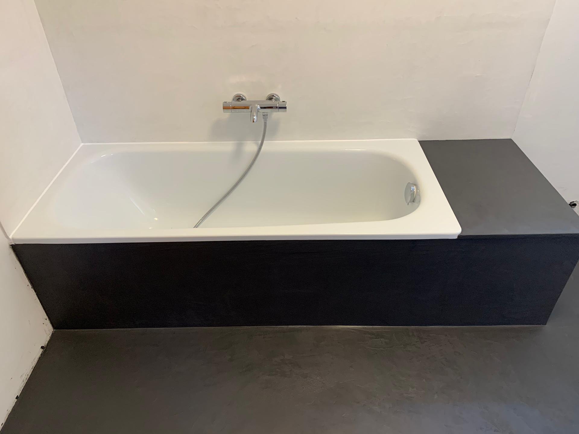 Salle de bain en mortex noir et blanc photo apres