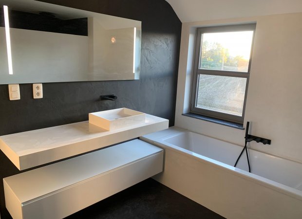 Salle de bain noir et blanc aux lignes modernes