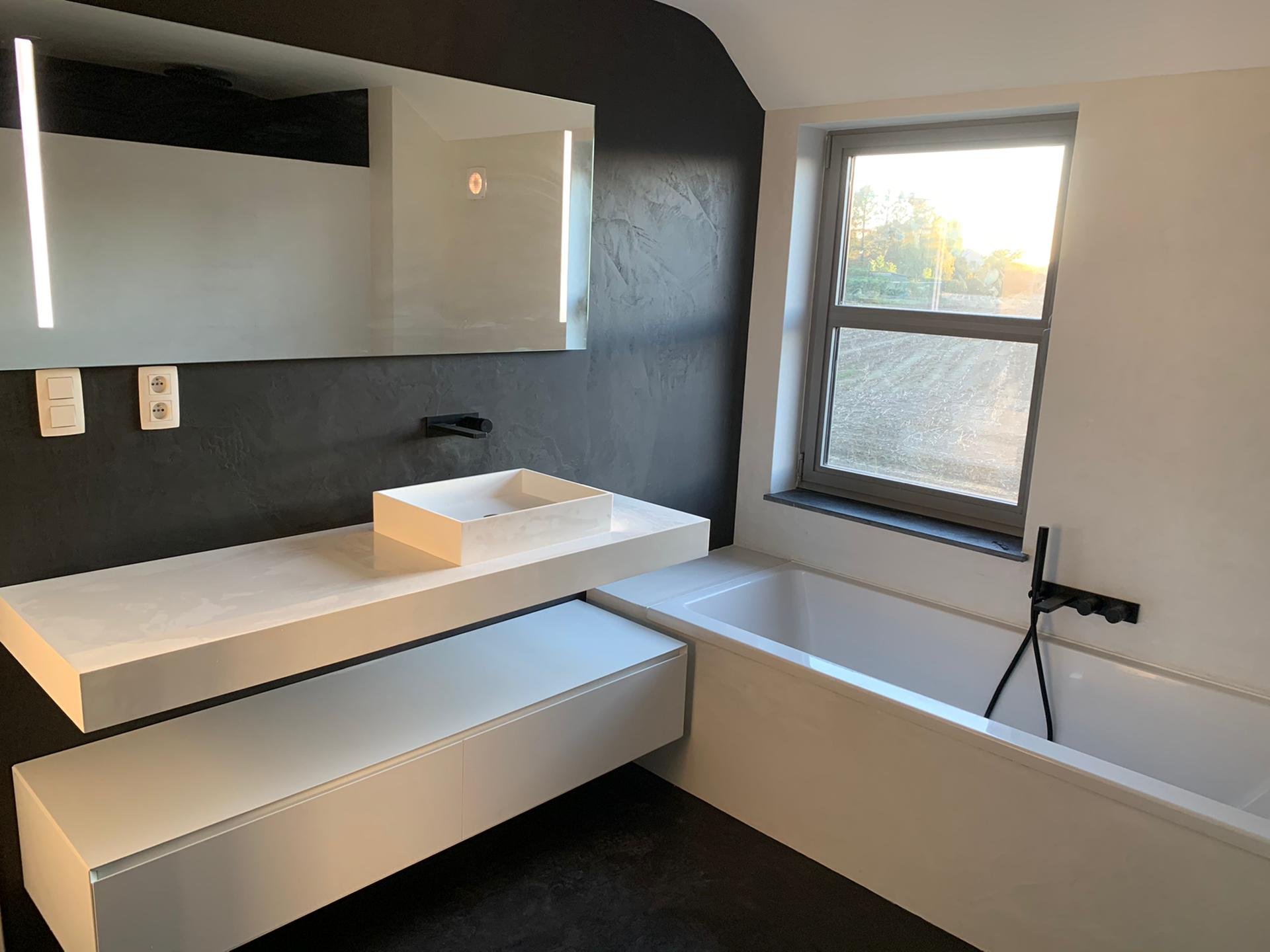 Salle de bain noir et blanc aux lignes modernes photo apres