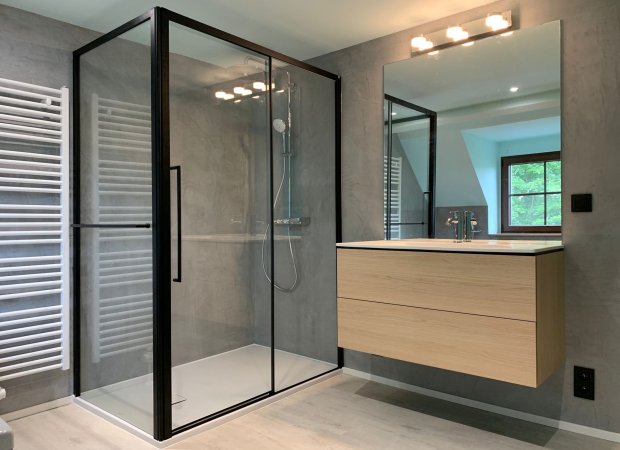 Rénovation de salle de bain en mortex gris illuminé par un bleu intense